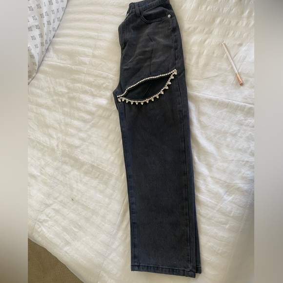 ✨ NWT CHELIZE Rhinestone Heart Pocket Jeans ✨
Size: Medium can fit a (4-6) - Picture 4 of 6
